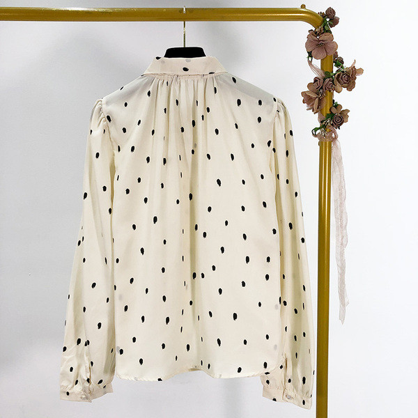 Modern női ing szalaggal a nyakkivágáson, fehér és fekete pöttyökkel