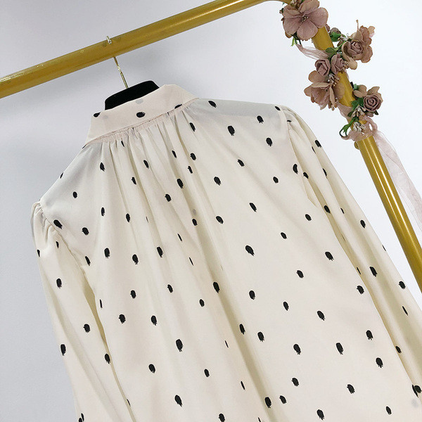 Modern női ing szalaggal a nyakkivágáson, fehér és fekete pöttyökkel