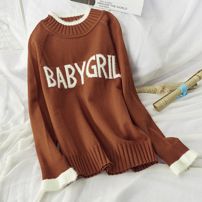 Női pulóver felirattal és alacsony gallérral bézs, fehér, fekete és barna színben