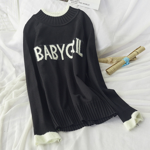 Női pulóver felirattal és alacsony gallérral bézs, fehér, fekete és barna színben