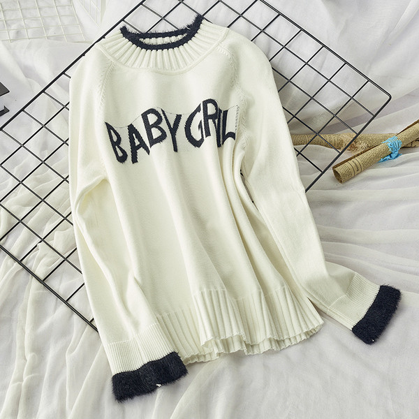 Női pulóver felirattal és alacsony gallérral bézs, fehér, fekete és barna színben