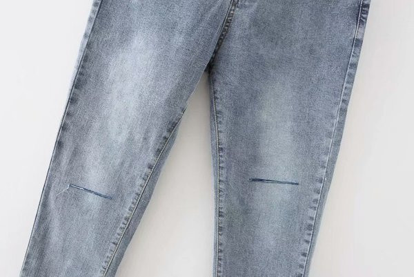 Μοντέρνα γυναικεία τζην  με ψηλή  μέση σε μπλε  χρώμα με σκισμένσ μοτίβα