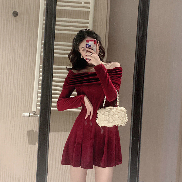 Modern női ruha bársony tüllvel, piros színben