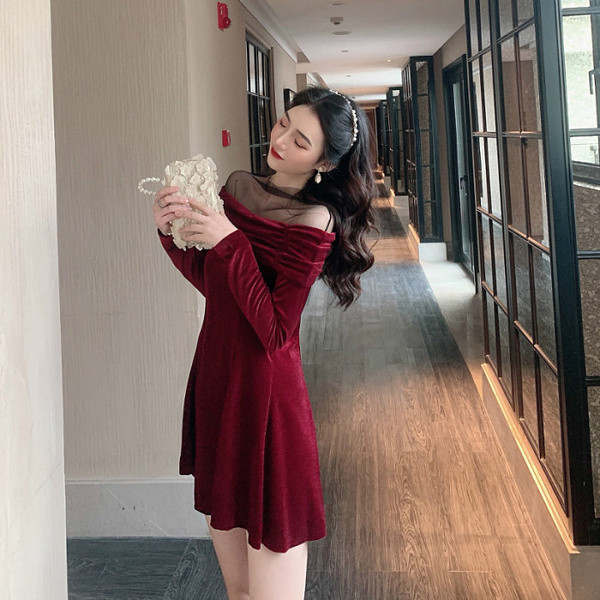 Modern női ruha bársony tüllvel, piros színben