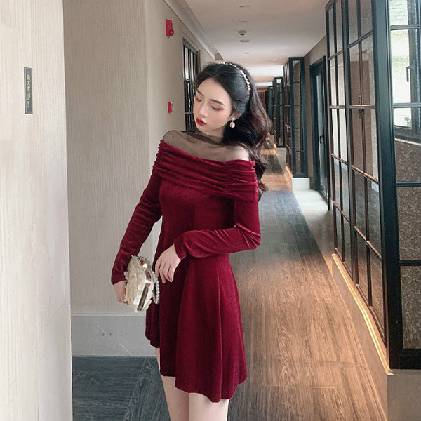 Modern női ruha bársony tüllvel, piros színben