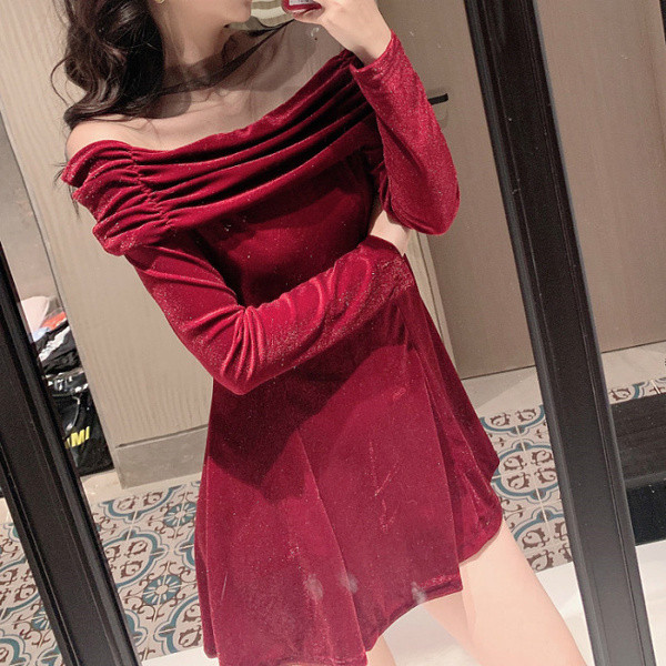 Modern női ruha bársony tüllvel, piros színben