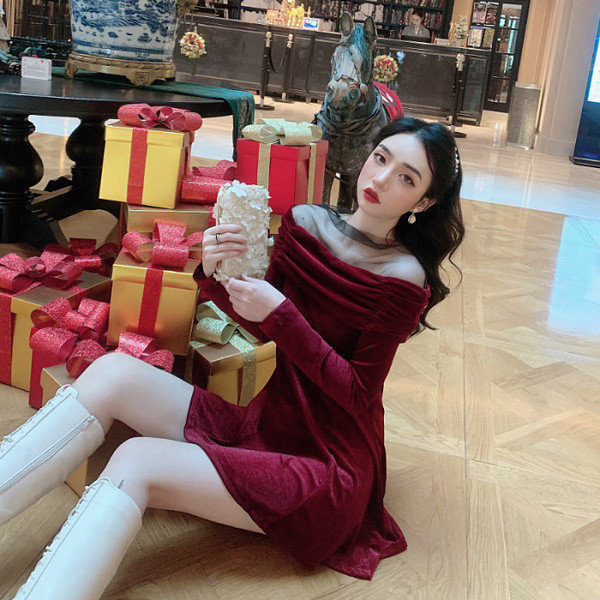 Modern női ruha bársony tüllvel, piros színben