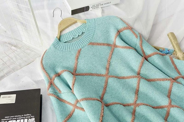 Női pulóver kerek nyakkivágással, kék színben