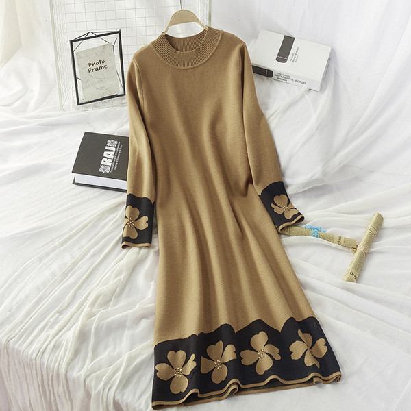 Kötött női ruha kerek nyakkivágással, barna és fekete kövekkel