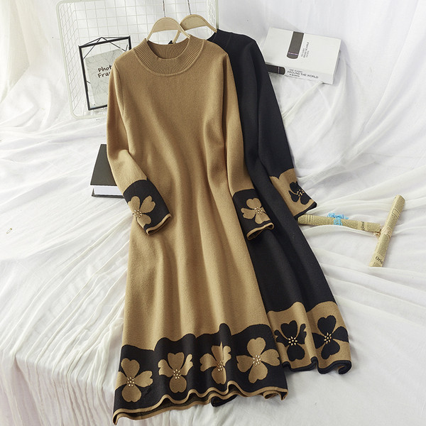 Kötött női ruha kerek nyakkivágással, barna és fekete kövekkel