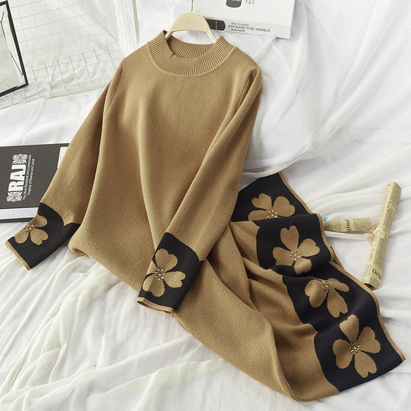 Kötött női ruha kerek nyakkivágással, barna és fekete kövekkel