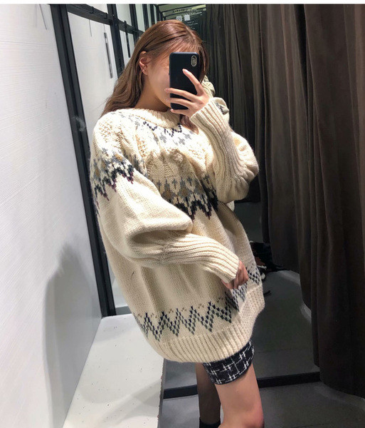 Hosszú téli pulóver, jacquard kötött ovális nyakkivágással, bézs színben