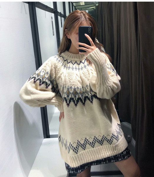 Hosszú téli pulóver, jacquard kötött ovális nyakkivágással, bézs színben