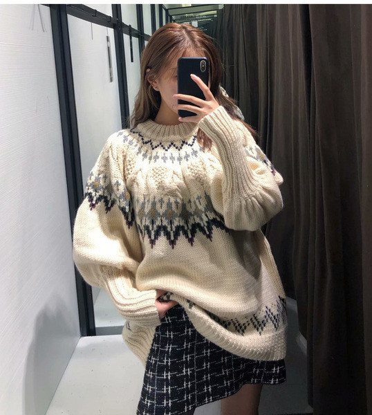 Hosszú téli pulóver, jacquard kötött ovális nyakkivágással, bézs színben