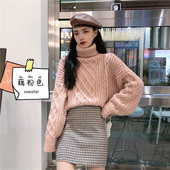 Γυναικείο πουλόβερ με κολάρο και μακρύ μανίκι σε ροζ και λευκό χρώμα