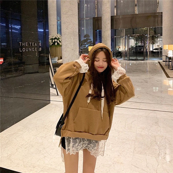 Μοντέρνο γυναικείο φούτερ με κουκούλα, τσέπη και δαντέλα σε καφέ χρώμα