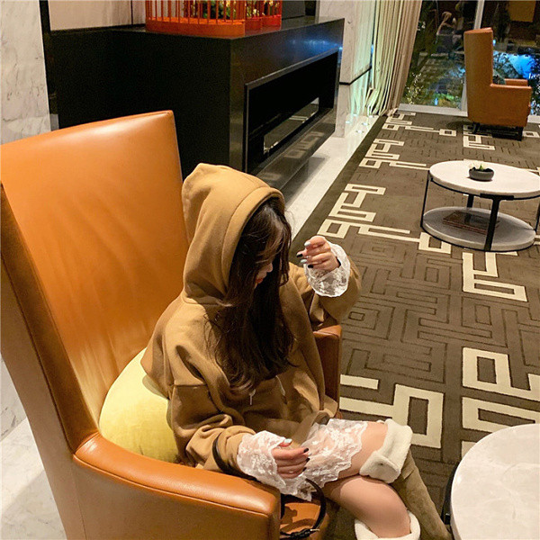 Μοντέρνο γυναικείο φούτερ με κουκούλα, τσέπη και δαντέλα σε καφέ χρώμα