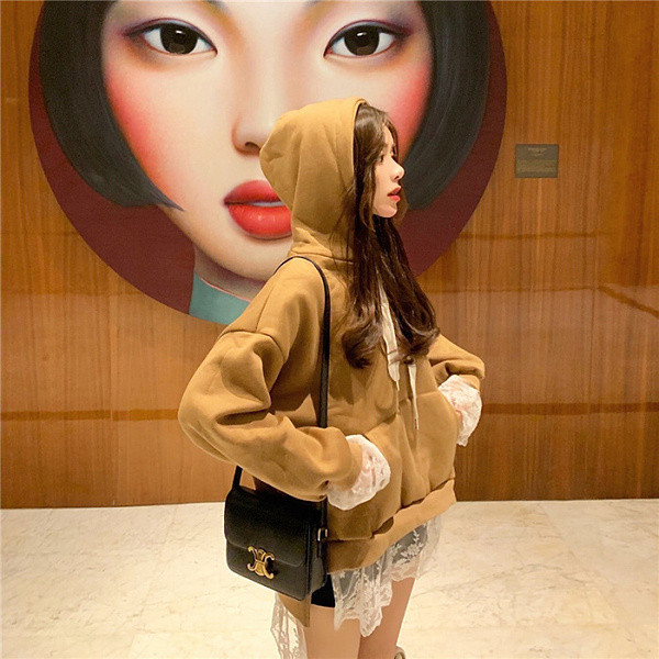 Μοντέρνο γυναικείο φούτερ με κουκούλα, τσέπη και δαντέλα σε καφέ χρώμα