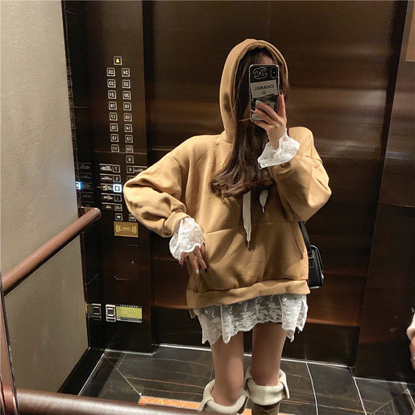 Μοντέρνο γυναικείο φούτερ με κουκούλα, τσέπη και δαντέλα σε καφέ χρώμα