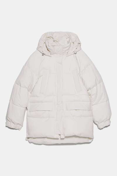 Σύντομο χειμωνιάτικο μπουφάν σε λευκό χρώμα ευρύ σχέδιο με φερμουάρ και κουκούλα