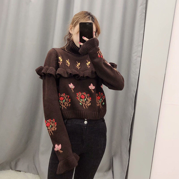 Κοντό γυναικείο πουλόβερ με βολάν και κεντήματα σε καφέ χρώμα