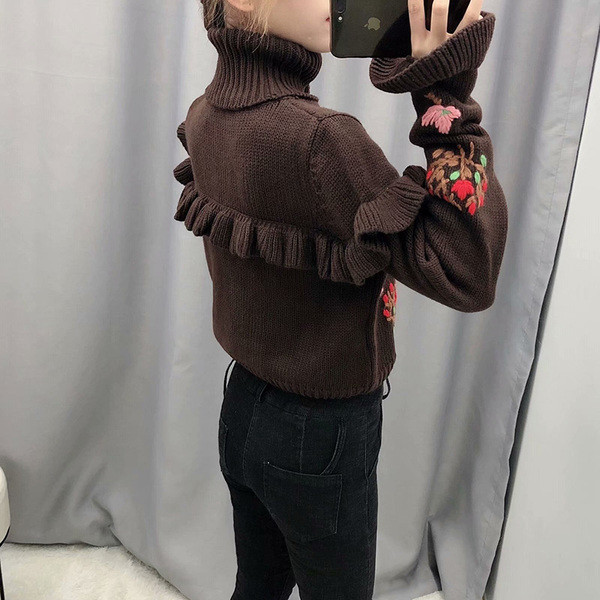 Κοντό γυναικείο πουλόβερ με βολάν και κεντήματα σε καφέ χρώμα