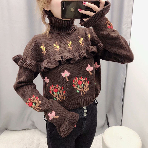 Κοντό γυναικείο πουλόβερ με βολάν και κεντήματα σε καφέ χρώμα