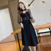 Κομψό γυναικείο μακρύ φόρεμα με μαύρο τούλι με μακριά μανίκια