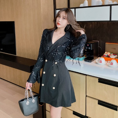 Μοντέρνο γυναικείο φόρεμα με λαιμόκοψη και πούλιες σε μαύρο χρώμα