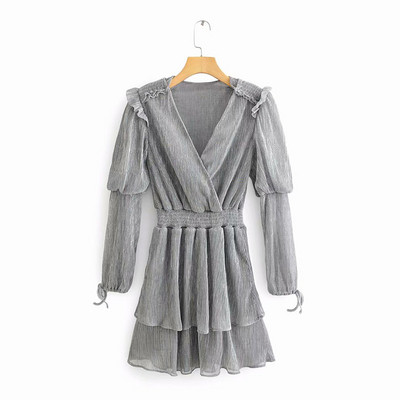 Modern rövid, szürke sifonruha V-kivágással és elasztikus derékkal