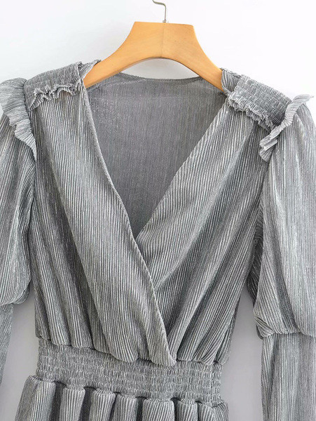 Modern rövid, szürke sifonruha V-kivágással és elasztikus derékkal