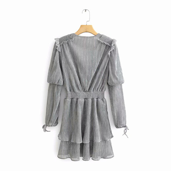 Modern rövid, szürke sifonruha V-kivágással és elasztikus derékkal