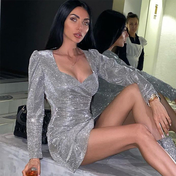 Stílusos női rövid ruha, hosszú ujjú, fényes hatású ezüst színben