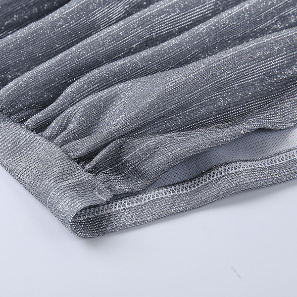 Stílusos női rövid ruha, hosszú ujjú, fényes hatású ezüst színben