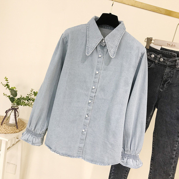 Alkalmi női ing klasszikus gallérral és kék gombokkal