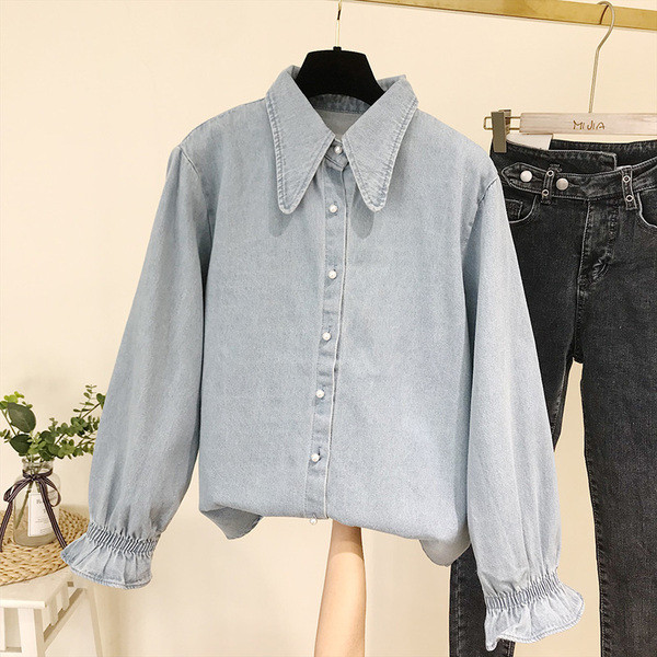 Alkalmi női ing klasszikus gallérral és kék gombokkal