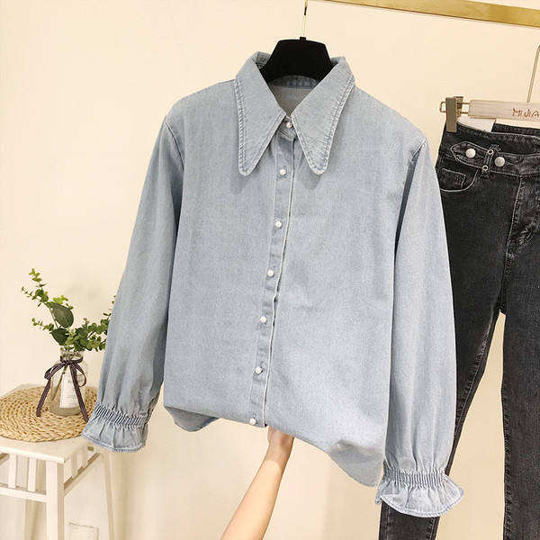 Alkalmi női ing klasszikus gallérral és kék gombokkal