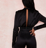 Elegáns női test csupasz háttal és fekete és rózsaszín cipzárral