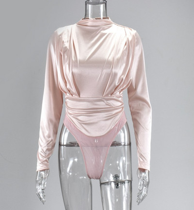 Elegáns női test csupasz háttal és fekete és rózsaszín cipzárral