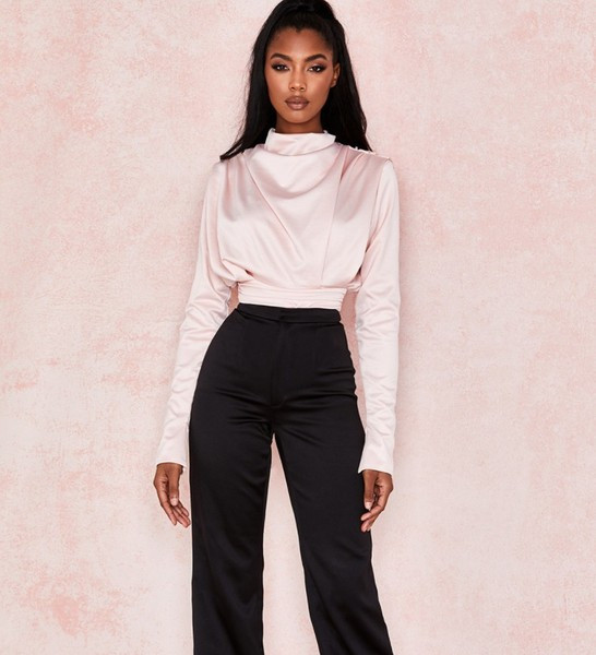 Elegáns női test csupasz háttal és fekete és rózsaszín cipzárral