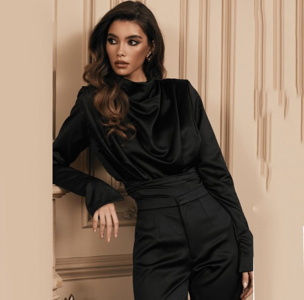 Elegáns női test csupasz háttal és fekete és rózsaszín cipzárral