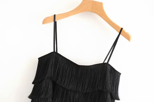 Μοντέρνο κοντό αμάνικο  με λεπτές λωρίδες και κρόσσια σε μαύρο και ροζ χρώμα