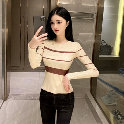 Μοντέρνα γυναικεία μπλούζα με ωοειδές ντεκολτέ και μακρύ μανίκι σε μαύρο, κόκκινο και μπεζ χρώμα