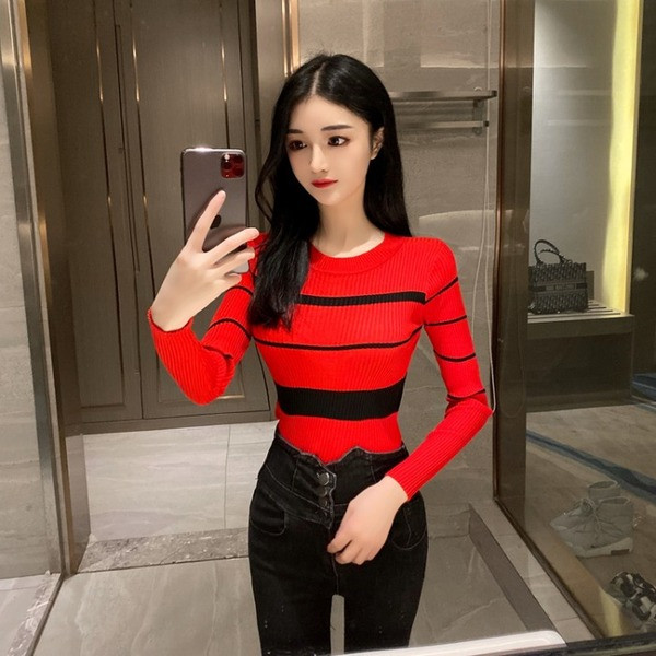 Μοντέρνα γυναικεία μπλούζα με ωοειδές ντεκολτέ και μακρύ μανίκι σε μαύρο, κόκκινο και μπεζ χρώμα