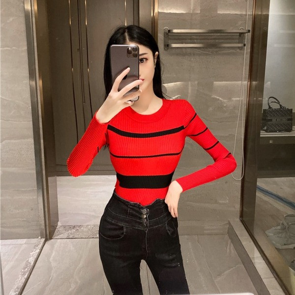 Μοντέρνα γυναικεία μπλούζα με ωοειδές ντεκολτέ και μακρύ μανίκι σε μαύρο, κόκκινο και μπεζ χρώμα