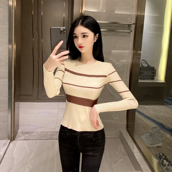 Μοντέρνα γυναικεία μπλούζα με ωοειδές ντεκολτέ και μακρύ μανίκι σε μαύρο, κόκκινο και μπεζ χρώμα