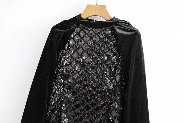 Modern rövid fekete ruha flitterekkel és bársony ujjakkal