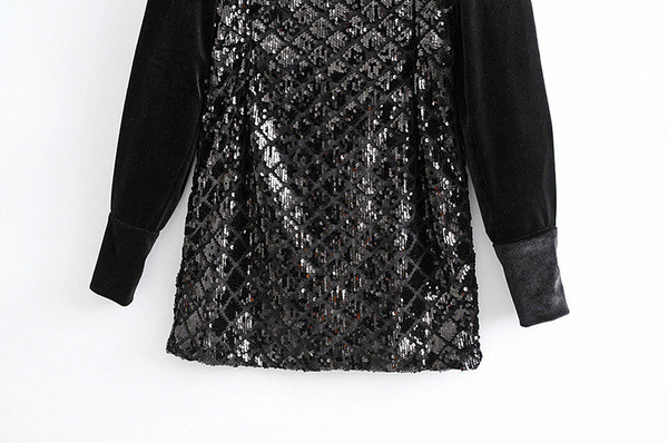 Modern rövid fekete ruha flitterekkel és bársony ujjakkal