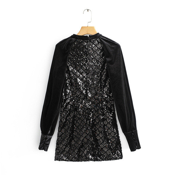 Modern rövid fekete ruha flitterekkel és bársony ujjakkal