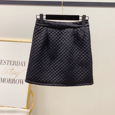 Γυναικεία βελούδινι φούστα με υψηλή μέση σε μαύρο, λευκό και μπεζ χρώμα